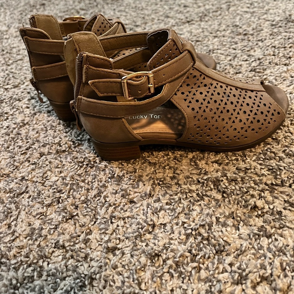 Girls sandals